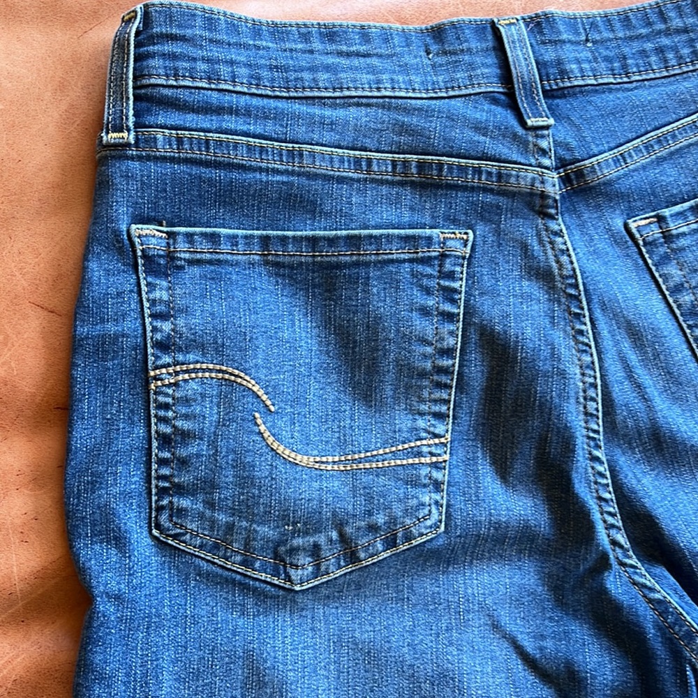 Mid rise ladies jeans in new condition. You’ll love these jeans! - Picture 6 of 6